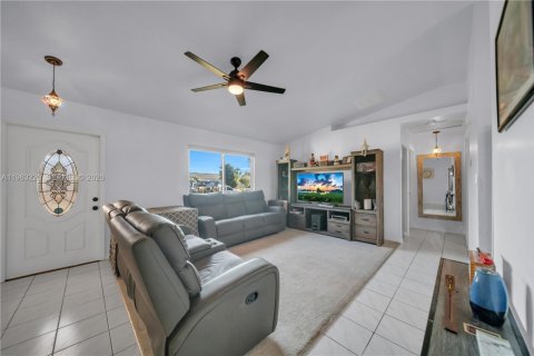 House in Fort Myers, Florida 3 bedrooms № 2026622 - photo 12