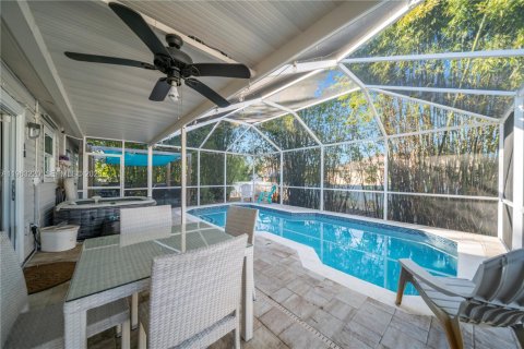 House in Fort Myers, Florida 3 bedrooms № 2026622 - photo 4