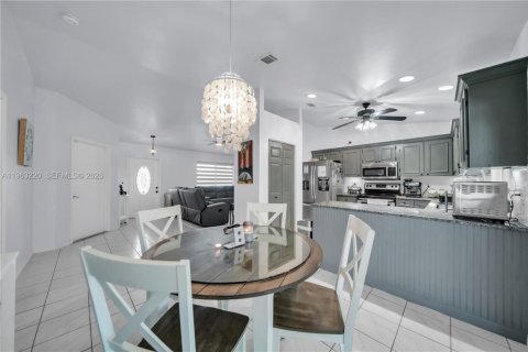 House in Fort Myers, Florida 3 bedrooms № 2026622 - photo 7