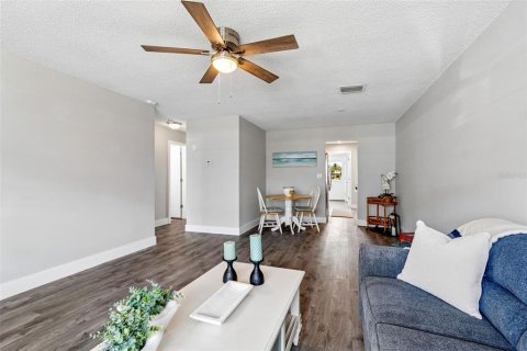Condo in Gulfport, Florida, 2 bedrooms № 2212216 - photo 5