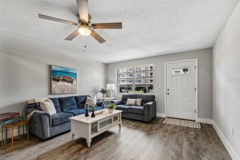 Condo in Gulfport, Florida, 2 bedrooms № 2212216 - photo 4