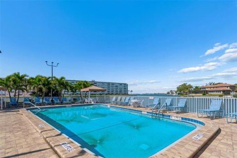 Condo in Gulfport, Florida, 2 bedrooms № 2212216 - photo 23