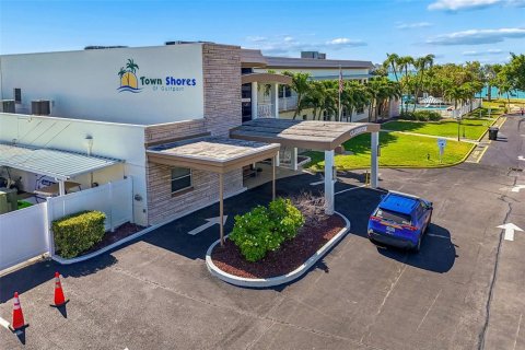 Condo in Gulfport, Florida, 2 bedrooms № 2212216 - photo 26