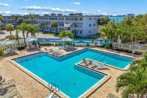 Condo in Gulfport, Florida, 2 bedrooms № 2212216 - photo 29