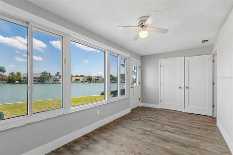 Condo in Gulfport, Florida, 2 bedrooms № 2212216 - photo 18