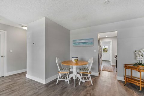 Condo in Gulfport, Florida, 2 bedrooms № 2212216 - photo 6