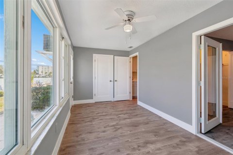 Condo in Gulfport, Florida, 2 bedrooms № 2212216 - photo 19