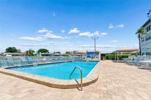 Condo in Gulfport, Florida, 2 bedrooms № 2212216 - photo 22