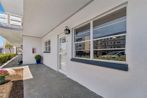 Condo in Gulfport, Florida, 2 bedrooms № 2212216 - photo 2