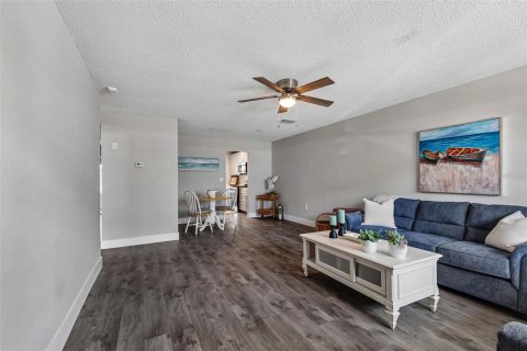 Condo in Gulfport, Florida, 2 bedrooms № 2212216 - photo 3