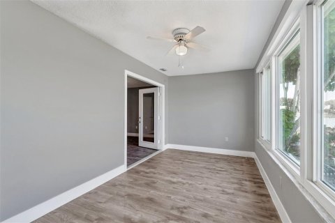 Condo in Gulfport, Florida, 2 bedrooms № 2212216 - photo 17
