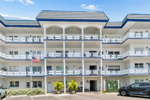 Condo in Gulfport, Florida, 2 bedrooms № 2212216