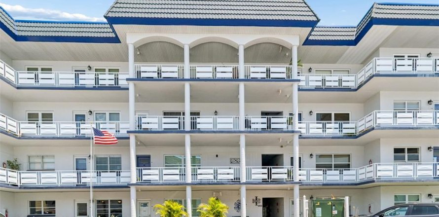 Condo in Gulfport, Florida, 2 bedrooms № 2212216