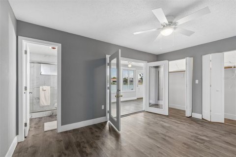 Condo in Gulfport, Florida, 2 bedrooms № 2212216 - photo 11