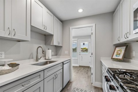 Condo in Gulfport, Florida, 2 bedrooms № 2212216 - photo 8