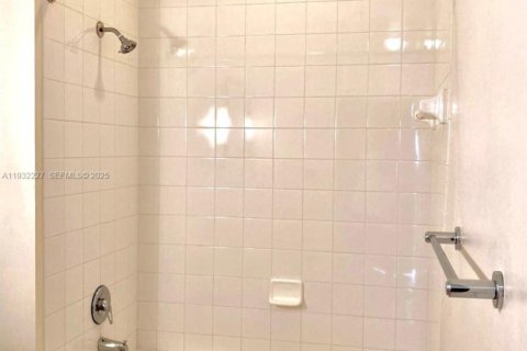 Copropriété à vendre à Miami, Floride: 1 chambre, 65.68 m2 № 1990805 - photo 6