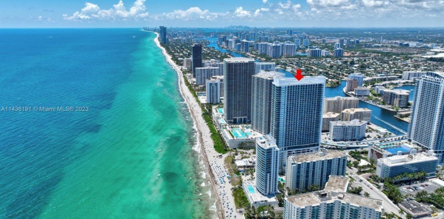 Кондоминиум с 1 спальней в Холливуд, Флорида № 1984975