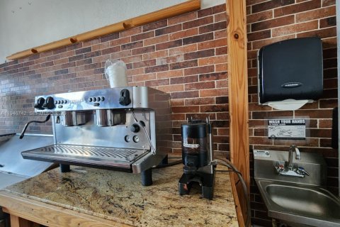 Propiedad comercial en venta en Hialeah, Florida № 2029070 - foto 15