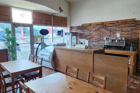 Propiedad comercial en venta en Hialeah, Florida № 2029070 - foto 8