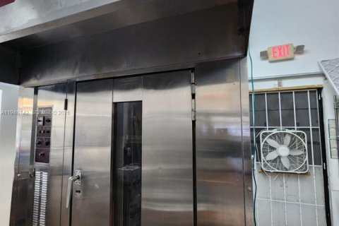 Propiedad comercial en venta en Hialeah, Florida № 2029070 - foto 10