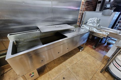 Propiedad comercial en venta en Hialeah, Florida № 2029070 - foto 14