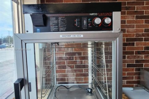 Propiedad comercial en venta en Hialeah, Florida № 2029070 - foto 18