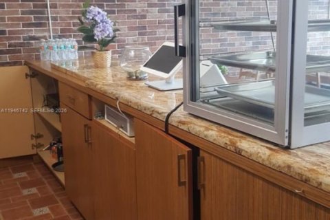 Propiedad comercial en venta en Hialeah, Florida № 2029070 - foto 3