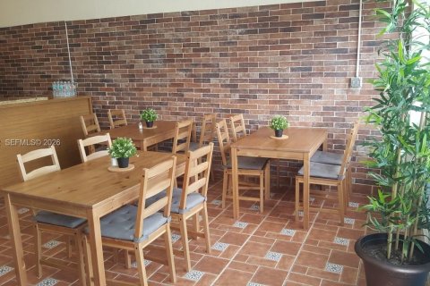 Propiedad comercial en Hialeah, Florida № 2029070