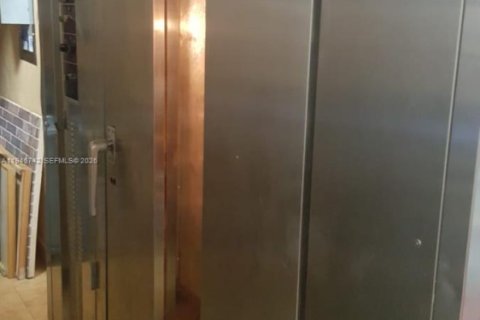 Propiedad comercial en venta en Hialeah, Florida № 2029070 - foto 16