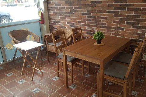 Propiedad comercial en venta en Hialeah, Florida № 2029070 - foto 4