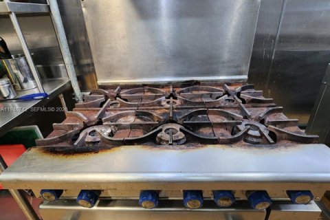 Propiedad comercial en venta en Hialeah, Florida № 2029070 - foto 13