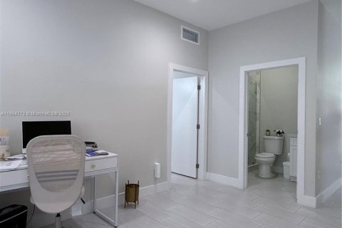 Propiedad comercial en alquiler en Miami, Florida, 1 dormitorio № 1949538 - foto 10