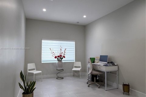 Propiedad comercial en alquiler en Miami, Florida, 1 dormitorio № 1949538 - foto 9
