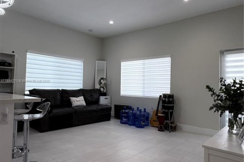 Propiedad comercial en alquiler en Miami, Florida, 1 dormitorio № 1949538 - foto 5