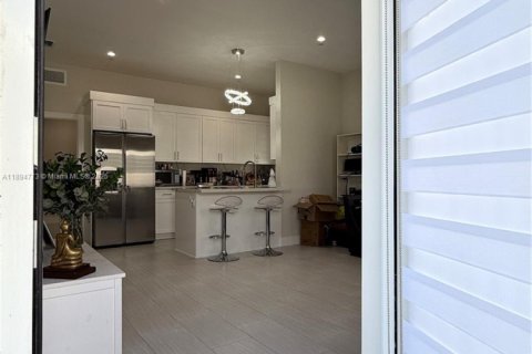 Propiedad comercial en alquiler en Miami, Florida, 1 dormitorio № 1949538 - foto 4