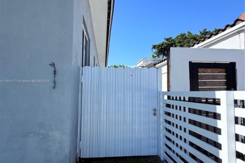 Propiedad comercial en alquiler en Miami, Florida, 1 dormitorio № 1949538 - foto 2