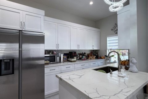 Propiedad comercial en alquiler en Miami, Florida, 1 dormitorio № 1949538 - foto 1