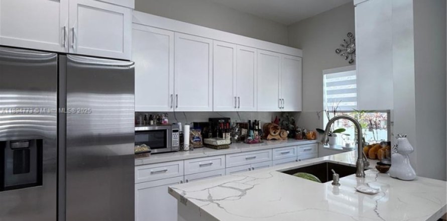 Propiedad comercial en Miami, Florida 1 dormitorio № 1949538