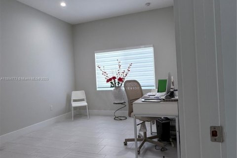 Propiedad comercial en alquiler en Miami, Florida, 1 dormitorio № 1949538 - foto 8