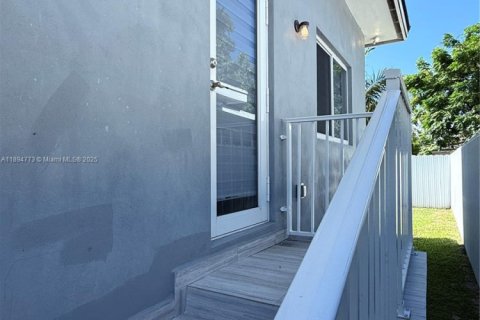 Propiedad comercial en alquiler en Miami, Florida, 1 dormitorio № 1949538 - foto 3