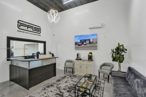 Commercial property in Fort Lauderdale, Florida № 1858591 - photo 2
