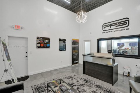 Commercial property in Fort Lauderdale, Florida № 1858591 - photo 4