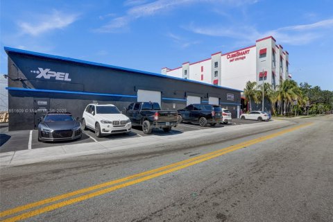 Commercial property in Fort Lauderdale, Florida № 1858591 - photo 1