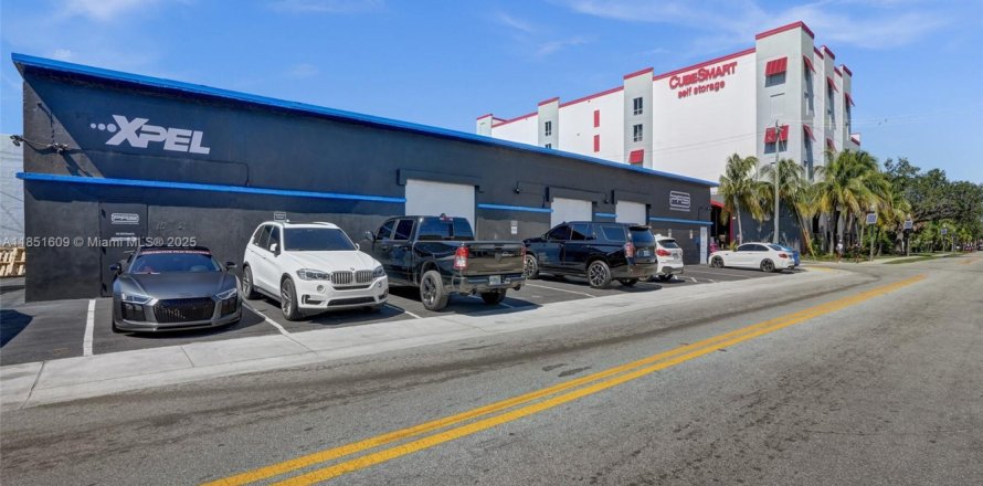 Commercial property in Fort Lauderdale, Florida № 1858591