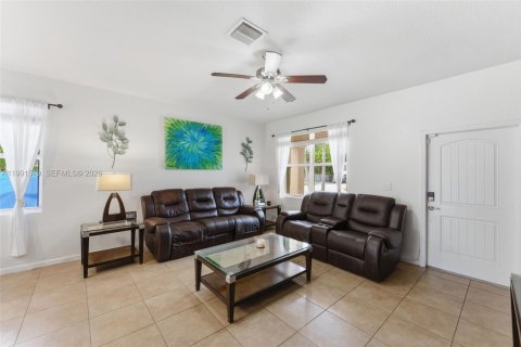 Купить виллу или дом в Хомстед, Флорида 5 спален, 199.37м2, № 2052683 - фото 4