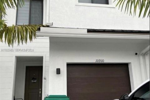 Снять в аренду таунхаус в Хомстед, Флорида 3 спальни, № 1992624 - фото 1