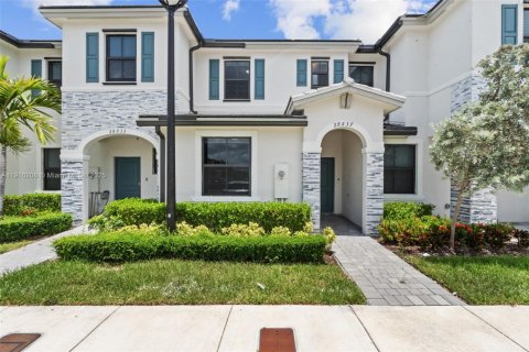 Купить таунхаус в Хомстед, Флорида 3 спальни, 123.37м2, № 1970875 - фото 1