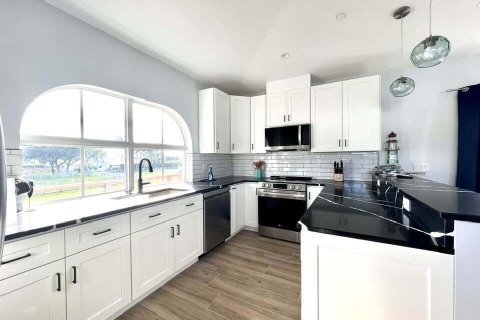 House in Wellington, Florida 8 bedrooms, 337.79 sq.m. № 2187301 - photo 24