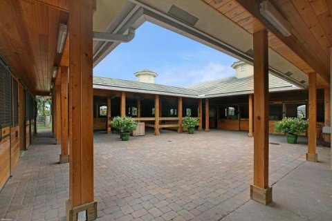 House in Wellington, Florida 8 bedrooms, 337.79 sq.m. № 2187301 - photo 3