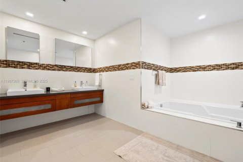 Condominio en venta en Miami Beach, Florida, 3 dormitorios, 254.92 m2 № 2035800 - foto 30